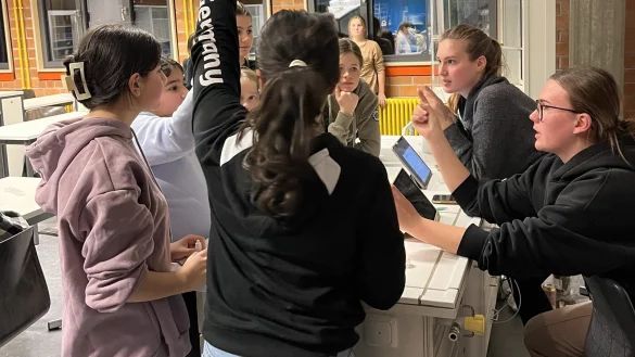 Über 80 neugierige Schülerinnen und Schüler der 5. und 6. Klassen forschten kürzlich bis in die späten Abendstunden in der Schule. - © Gesamtschule Aspe