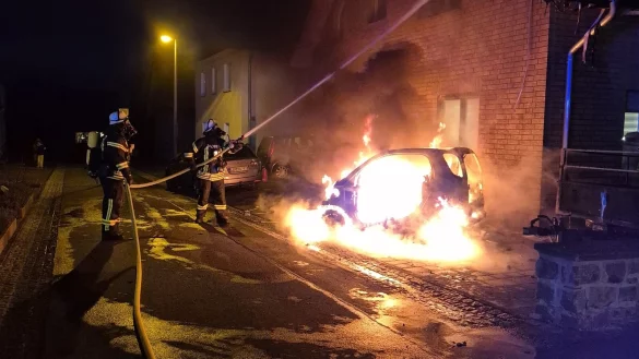 In der Emmy-Noether-Straße in Lemgo war ein E-Auto in Brand geraten - die Feuerwehr war zweieinhalb Stunden im Einsatz - © Feuerwehr Lemgo