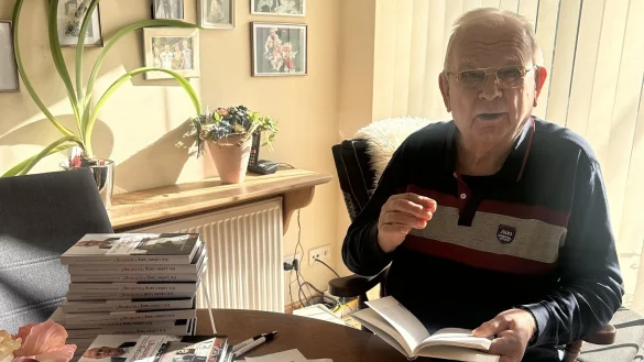 Georg Kramp aus Lemgo hat mit seiner Tochter Manuela ein Buch über seine Flucht und Vertreibung aus Lippehne geschrieben. - © Manuela Kramp