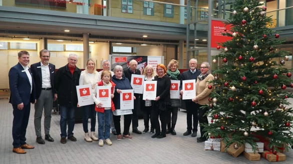 Hagen Eberhardt und Klaus Drücker (von links, Vorstand Sparkasse Lemgo), überreichten die diesjährigen Weihnachtsspenden an die Vertreter der örtlichen Tafeln und sozialen Mittagstische: Ralf Faber, Sina Ohlendorf, Margitta Albrecht-Nestmann, Kornelia Siebert, Birgitt Psiorz, Heinz-Günter Petig, Roselind Beineke, Sandra Schultze, Monika John, Rolf-Joachim Krohn-Grimberghe und Ingrid Petschick. - © Sparkasse Lemgo