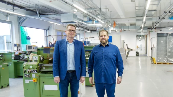 Björn Hartmann, Bereichsleiter Personal, und Christopher Busse, Leiter gewerbliche Ausbildung auf der Baustelle des neuen Aus- und Weiterbildungszentrums bei Brasseler in Lemgo. - © Brasseler