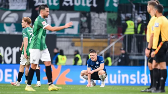 In die Knie gezwungen: Leon Schneider (Mitte) war an beiden Gegentreffern bei der 1:2-Niederlage des DSC gegen Münster beteiligt. - © Teresa Kröger