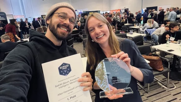Freuen sich den ersten Platz: Jonas-Dario Troles (Smart City Bamberg) und Nicole Baeumer (Projektleiterin digital.interkommunal). - © digital.interkommunal