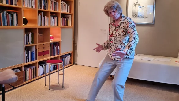 Mit geschlossenen Augen l&auml;sst sie den Atem flie&szlig;en. Und w&auml;hrend sie das tut, unterst&uuml;tzt Ingrid von Haslingen den Fluss mit ihren H&auml;nden, ger&auml;t in Bewegung und entl&auml;sst auf diese Weise auch Spannung aus ihrem K&ouml;rper. - &copy; Marianne Schwarzer