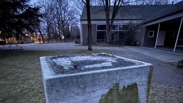 Der Sockel ist leer: Eigentlich stand hier auf dem Friedhof Harsewinkel eine gro&szlig;e Bronzefigur. Die wurde allerdings im Februar gestohlen. - &copy; Gabriele Grund