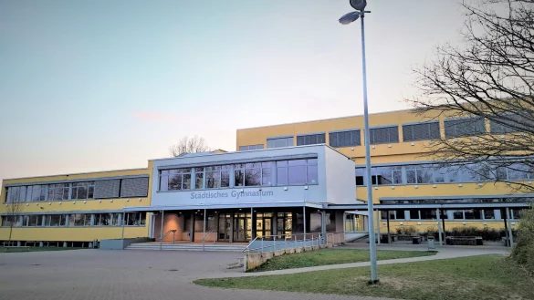 Markant in Gelb in der Stettiner Straße gelegen: das Steinheimer Gymnasium. Gern würde man dort noch mehr Schüler willkommen heißen. - © Madita Schellenberg
