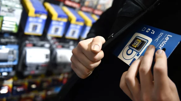 Ladendiebstahl - wie auf unserem Symbolbild - ist f&uuml;r Ermittler im M&uuml;hlenkreis trauriger Alltag. 2023 ermittelten sie in 1.340 F&auml;llen. Eine Steigerung um 41,2 Prozent im Vergleich zum Vorjahr. Die Aufkl&auml;rungsquote liegt unver&auml;ndert bei 89 Prozent. - &copy; Felix K&auml;stle/dpa