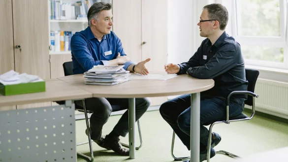 Chefarzt Dr. Milan Perkušic (links) im Gespräch mit dem leitenden Pychotherapeuten Dr. Björn Gonschior. - © Susanne Troll Fotografie