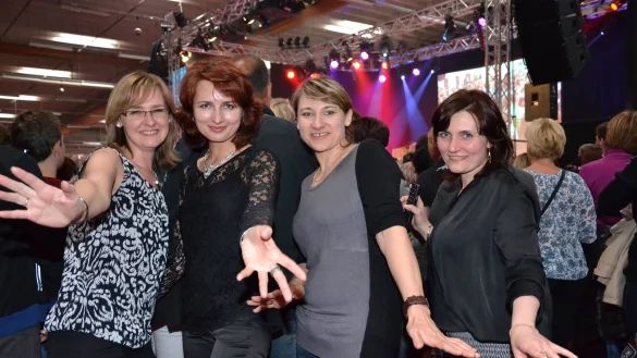 Irina Schulz, Valentina Strelav, Swetlana Pfaff und Julia Mitew (von links) zeigen ihr Talent auf der Tanzfläche. - © Laura Idel