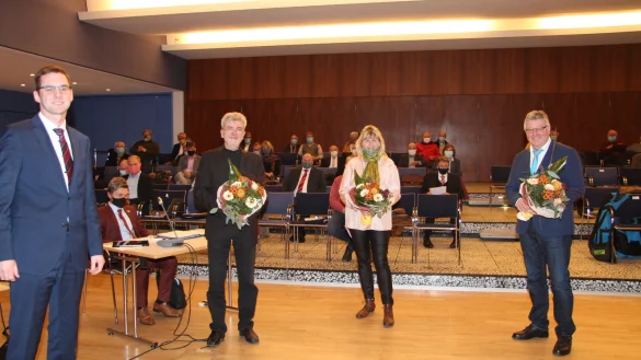 B&uuml;rgermeister Matthias Kalkreuter (von links) gratuliert seinen ehrenamtlichen Stellvertretern R&uuml;diger Kolm, Monika Kuhlmann und Rudolf St&ouml;lting. - &copy; Cordula Gr&ouml;ne(LZ)