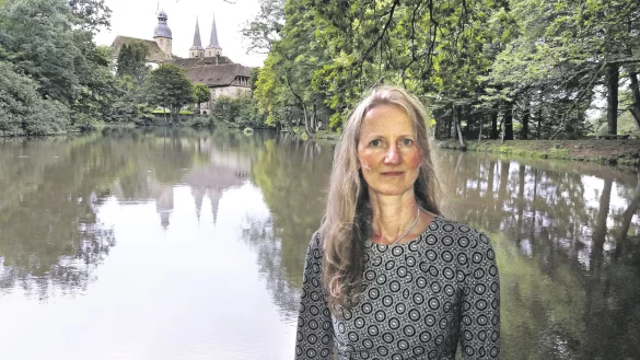 Die Ruhe, die Raum gibt f&uuml;r neue Ideen, entdeckt Chordirigentin Anne Kohler auch an dem Teich, in dem sich die T&uuml;rme der Abtei Marienm&uuml;nster spiegeln. - &copy; Christine Long&egrave;re