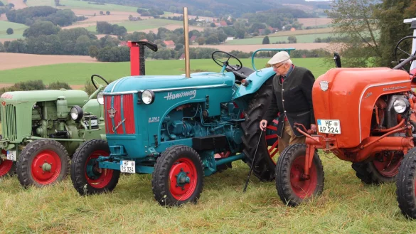 Senior trifft auf Senior: Beim Treff auf dem Windberg bleiben aber nicht nur die Älteren unter sich. Auch viele junge Liebhaber kommen zum Gucken. - © Heidi Stork