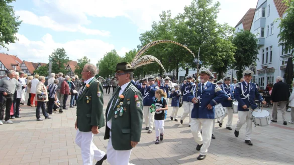 Quer durch die Fußgängerzone und über den Salzhof marschiert der Tross der Schützen – zur Freude der vielen Schaulustigen. - © Daniel Hobein(LZ)
