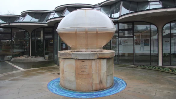 Der Thermalsprudel III geh&ouml;rt zu den drei gr&ouml;&szlig;ten Quellen. Er steht vor dem heutigen Kurgastzentrum und entstand in der Zeit von 1956 bis 1958. - &copy; Stefan Backe