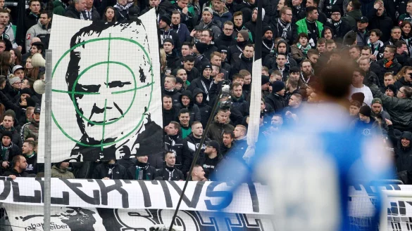 Hopp-Anfeindungen - &copy; Foto: Roland Weihrauch/dpa