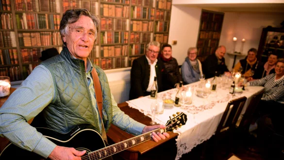 Am fr&uuml;hen Abend herrscht in der "Lemgoer Genusswelt" mit Musiker Sammy noch richtig gute Stimmung. - &copy; Nicole Ellerbrake