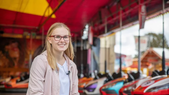 LZ-Volont&auml;rin Karolina Schmidt hat sich als Kirmes-Praktikantin auf Reinholdi versucht. - &copy; Jannik Stodiek