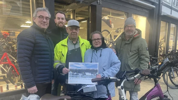 Michael V&ouml;sgen (von links), Sven Neuwohner, Alexander von Saretzky und Inka Nolte sowie Oliver M&uuml;ller bei der &Uuml;bergabe der E-Bikes. - &copy; Cordula Gr&ouml;ne