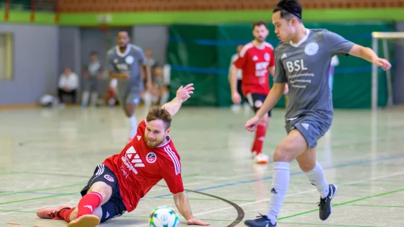 Marcel Ney (TuRa Heiden) geht resolut gegen Hai Mai von (SG Hiddesen-Heidenoldendorf) in den Ball. - &copy; Egon Penner