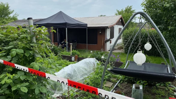In dieser von der Polizei gesicherten und bewachten Kleingartenlaube sollen vier M&auml;nner zwei Kinder brutal vergewaltigt und ihr Tun noch gefilmt haben. - &copy; Martin Krause