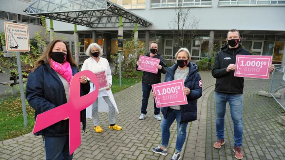 Sabine Mirbach, Dorothé Düpont (Leitung Brustkrebszentrum), Christoph Mühlenbernd, Susanne Tiemann-Wiebusch und Oliver Güttge (von links) bei der Spendenübergabe. - © Nicole Ellerbrake