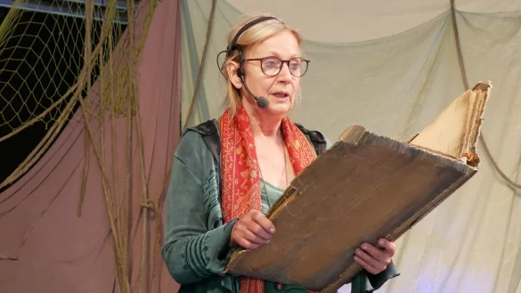 Karin Müller präsentierte bei der Veranstaltung mit ihrem Mühlenensemble aus selbst gestalteten Figuren eine fantasievolle Geschichte. Jeder Platz im Publikum war besetzt. Doch nun bleibt ein bitterer Beigeschmack für die Gastgeberin. - © Sonja Vollmer