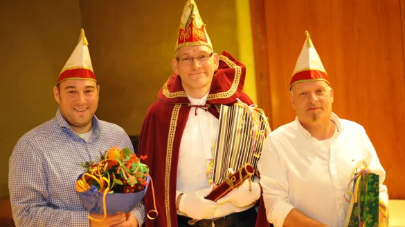 Voller Vorfreude blicken (von links) Vorsitzender Michael Braattz (stellvertretend f&uuml;r Rainer Wagenschieber, der wegen eines Trauerfalls nicht dabei sein konnte), Prinz Markus Jacobi und Bauer Axel Kleemann auf die kommende Karnevalssitzung. - &copy; Nicole Ellerbrake