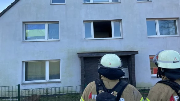 Ein Trupp unter Atemschutz steht vor dem Mehrfamilienhaus in der Heldmanstraße. Hier war am Samstagvormittag ein Feuer ausgebrochen und hatte das Treppenhaus stark verqualmt. Foto: Daniel Hobein / Feuerwehr Bad Salzuflen - © Daniel Hobein / Feuerwehr Bad Salzuflen