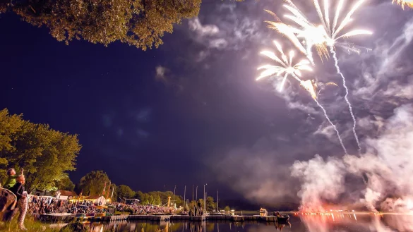 Traumhafter Anblick: Bei der Veranstaltung &bdquo;Schieder-See in Flammen" k&ouml;nnen sich die Besucher am Wochenende nach Einbruch der Dunkelheit an Lippes gr&ouml;&szlig;tem Gew&auml;sser wieder auf ein ganz besonderes H&ouml;henfeuerwerk freuen. - &copy; Torben Gocke