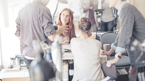 So soll es sein: Alle arbeiten zusammen. Durch eine gute Dynamik am Arbeitsplatz steigt die Motivation und Leistung der Mitarbeiter. - &copy; Geber86 - stock.adobe.com