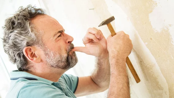 Beim Heimwerken kommt es schnell zu Verletzungen - &copy; Foto: Christin Klose/dpa-tmn