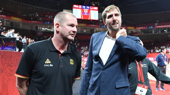 Nowitzki und R&ouml;dl - &copy; Foto: Swen Pf&ouml;rtner