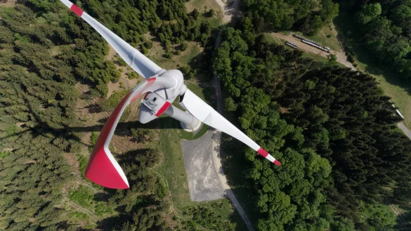 Seit 2016 drehen sich im Windpark Stiftswald östlich von Kassel neun Windräder. Die Städtischen Werke Kassel wollen nun auf Flächen des Landesverbandes Windkraftanlagen bauen. - © Städtische Werke Kassel