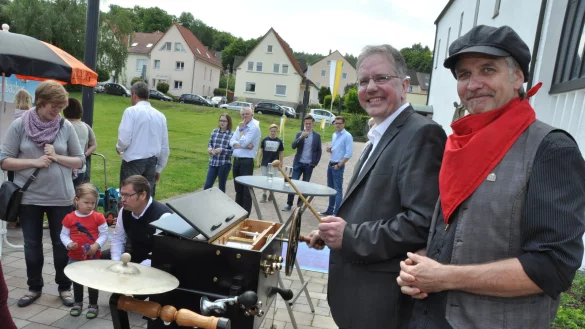 Neue Erfahrung: Pfarrer Michael Karsten hat die Kurbel von Frank Wilmsmann &uuml;bernommen. Der hat seine selbstgebaute und pneumatisch gesteuerte Drehorgel bereits zum zweiten Mal beim Gemeindefest dabei. - &copy; Karin Prignitz