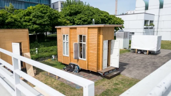 Heim auf R&auml;dern: ein Tiny House, aufgenommen auf dem Gel&auml;nde des Bauhaus Campus in Berlin.&nbsp; - &copy; Alexander Heinl/Archiv