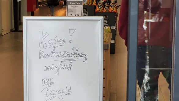 Das ist nicht zu &uuml;bersehen - im Combi-Markt muss derzeit mit Bargeld bezahlt werden. Das Terminal ist ausgefallen, mehrere Gesch&auml;fte sind deutschlandweit betroffen. - &copy; Astrid Sewing