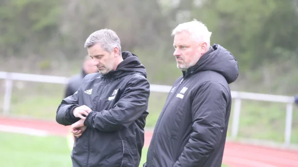 Dirk (links) und Mike Winkler verfolgen die Spiele des BSV gemeinsam am Spielfeldrand. - &copy; Sebastian Lucas