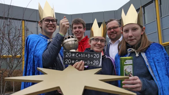Sternsinger Mara Kempers, Max Otte, Lena Wittwer und Charlotte Otte (von links) &uuml;berbringen der Giesdorf Mediengruppe den Segen. Max Giesdorf (Zweiter von rechts) nimmt sie gerne entgegen und &uuml;bergibt eine Spende. - &copy; Vera Gerstendorf-Welle