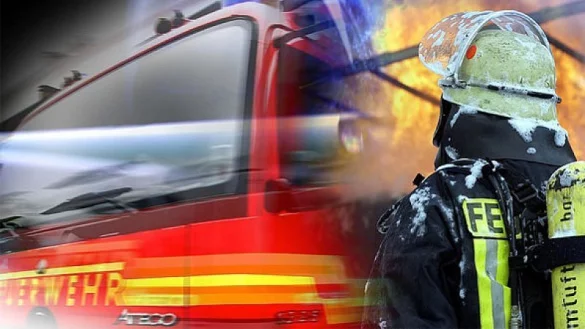 Das Feuer in einem Mehrfamilienhaus in Extertal wurde vermutlich absichtlich gelegt. - © Symbolbild: dpa