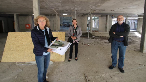 Ute Seidemann von der Gemeinde Kalletal (links) zeigt, wie das Foyer des B&uuml;rgerzentrums einmal aussehen soll. Im Moment steht sie mit Bauamtsleiterin Ewa Hermann und Bauleiter Andreas Deppe noch im Rohbau. - &copy; Jens Rademacher