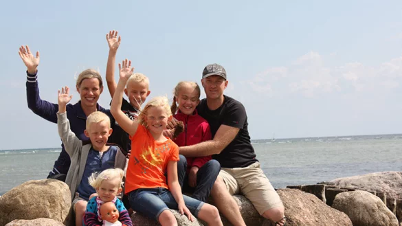 Die Familie Block beim Ostseeurlaub im Jahr 2014. Papa Peter Block hat Lea im Arm. - © Familie Block