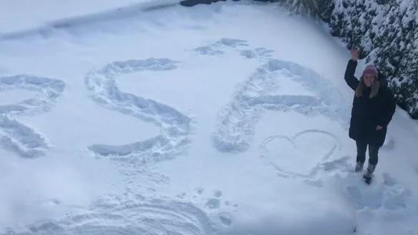 Die Lehrer haben ihren Sch&uuml;lern winterliche Gr&uuml;&szlig;e nach Hause geschickt - so wie diese Spuren im Schnee. - &copy; Edith Kemeny