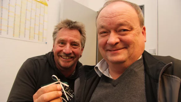 Es muss nicht immer eine Uniform sein: Vorsitzender Thomas Riepe (rechts) und Bataillonskommandeur Detlef Bollhöfer zeigen das Band der Sympathie. Das sollen sich nach ihrem Wunsch viele Salzufler in diesem Jahr anheften, um auch in Zivil ihre Zuneigung zum Verein zu demonstrieren. - © Stefan Backe