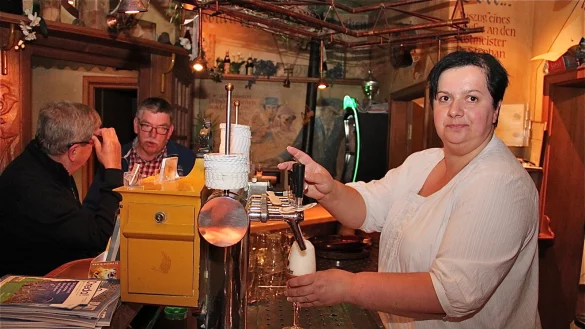 Diplomatie hinter der Theke: Seit 20 Jahren hat Helena Sabljic eine offenes Ohr f&uuml;r ihre G&auml;ste und meistert viele Situationen mit dem n&ouml;tigen Fingerspitzengef&uuml;hl. - &copy; Heidi Stork