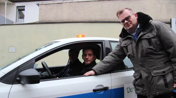 So wie in Detmold k&ouml;nnte der Ordnungsdienst auch bald in Augustdorf unterwegs sein. Hier sitzen Rafael Rathmann und Fabian Matzen in ihrem Dienstwagen und tauschen sich mit Teamleiter Peer Reese aus. - &copy; Nadine Uphoff