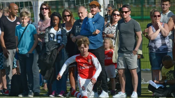 David Beckham (mit M&uuml;tze) verfolgte die Spiele seines Sohnes Cruz in Verl.&nbsp; - &copy; Raimund Vornb&auml;umen