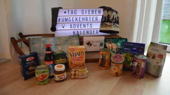Advent einmal umgedreht: Einpacken statt auspacken ist die Devise. Der Stapel rechts w&auml;chst t&auml;glich f&uuml;r "Futter f&uuml;r vier Pfoten Lippe" und der links f&uuml;r die Lemgoer Tafel. - &copy; Tanja Watermann