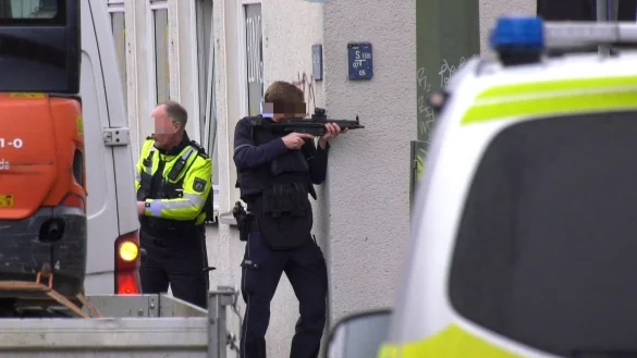 Dieses Bild kursiert in sozialen Medien: Der Polizist zielt um die Ecke, jedoch fehlt das Magazin seiner Waffe. Dafür gibt es jedoch eine Erklärung. - © Christian Müller/TV7news/dpa