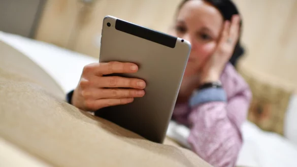 Eine Frau schaut auf ein iPad - &copy; Foto: picture alliance / Felix K&auml;stle/dpa