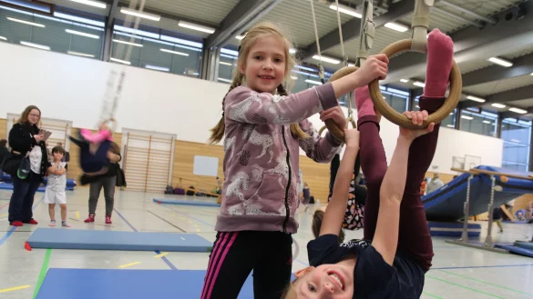 Beim Spielfest kann man auch neue Sportger&auml;te kennenlernen. Lenja (rechts) hat mit Unterst&uuml;tzung ihrer Cousine Nele (links) keine Hemmungen an den Ringen. Foto: Knut Dinter - &copy; Knut Dinter